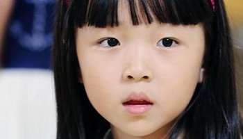 梓璇在《一年级》节目中的表现让人印象深刻,在开学第一天,她就带着