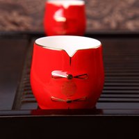红瓷茶杯