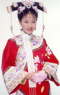 马伊俐版    尽管《还珠格格3》开拍时早有林心如珠玉在前