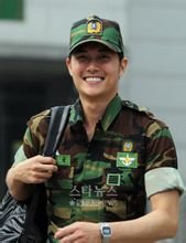 2009年4月28日,在熙接受韩国国防宣传院申请文艺兵面试.