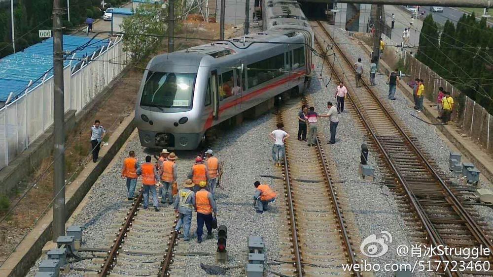 受中石油管线爆裂影响,快轨列车终点为保税区站,所以车上并无乘客