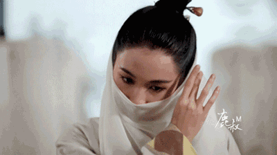 即使都明白她是蛇蝎美人,揭下面纱的那一刻还是会被惊艳.