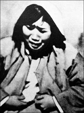 1937年12月,当时18岁的孕妇李秀英躲藏在南京安全区的一个地下室内.