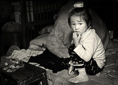 根据2005年中国1%人口抽样调查的抽样数据推断,中国农村留守儿童约
