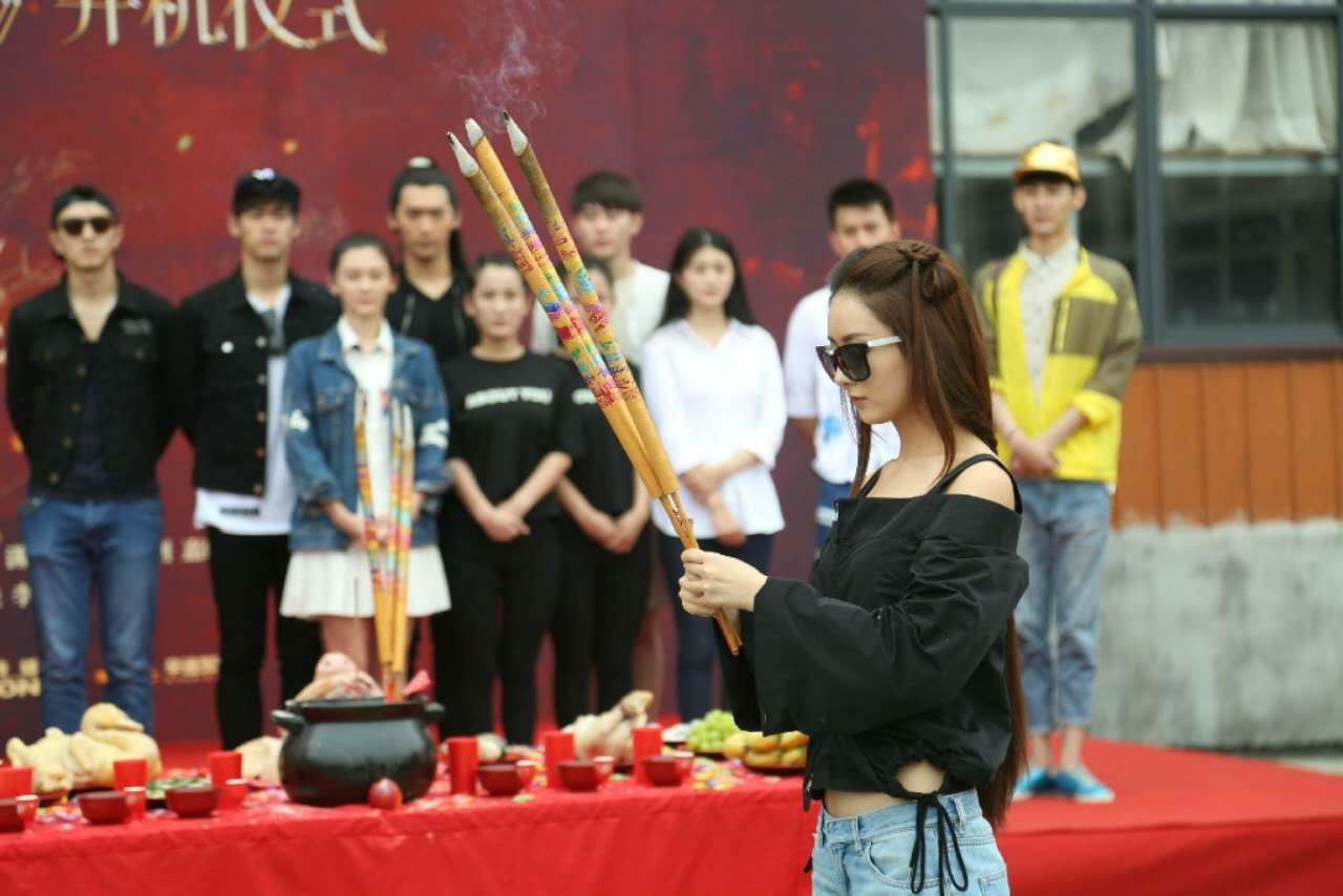 从小丫鬟到大女主,从喝口水都被黑到连黑粉都要夸演技,赵丽颖的十年逆袭赢得太漂亮!