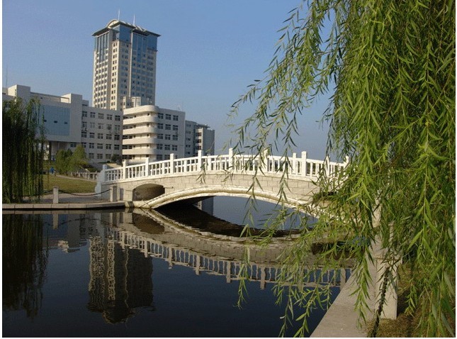 今后,我们将进一步采取请进来、走出去、多层次、多方位的综合措施,进行全科医生培训,努力提高医务人员的业务素质和服务意识,大力开展健康宣教工作,加强横向联合,通过建立特色专科来发展、完善自己的功能,以更好地为广大师生服务。为保证临床医疗需要,医院专门设有药事管理小组,每季度开会讨论的内容之一就是药品的购进与品种调整问题。 关于校医院药品的购进,首先由临床医生根据患者治疗的需要,提出需要引进或淘汰的药品品种,药事小组根据国家基本用药目录,结合医生的提议,再进行多方面调研,包括了解大医院的用药情况与动态,同时