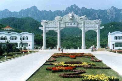 五龙山是省级森林公园,辽宁省重点风景名胜区.